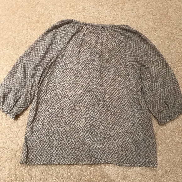 Loose blouse,size M, 3/4 sleeves w button closure - Picture 3 of 4